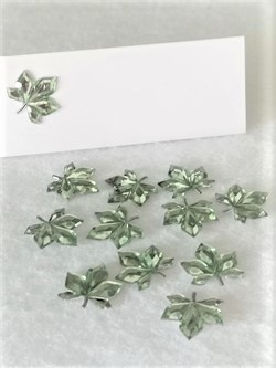 12 stk. små let grønne akryl blade. Fine til pynt på kort/bordkort m.m.